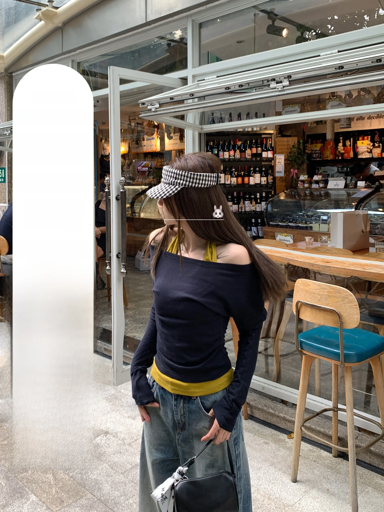 

Синяя футболка-лонгслив с имитацией двухслойности, с открытыми плечами и вырезом хенли, для повседневной носки, как нижний слой одежды.