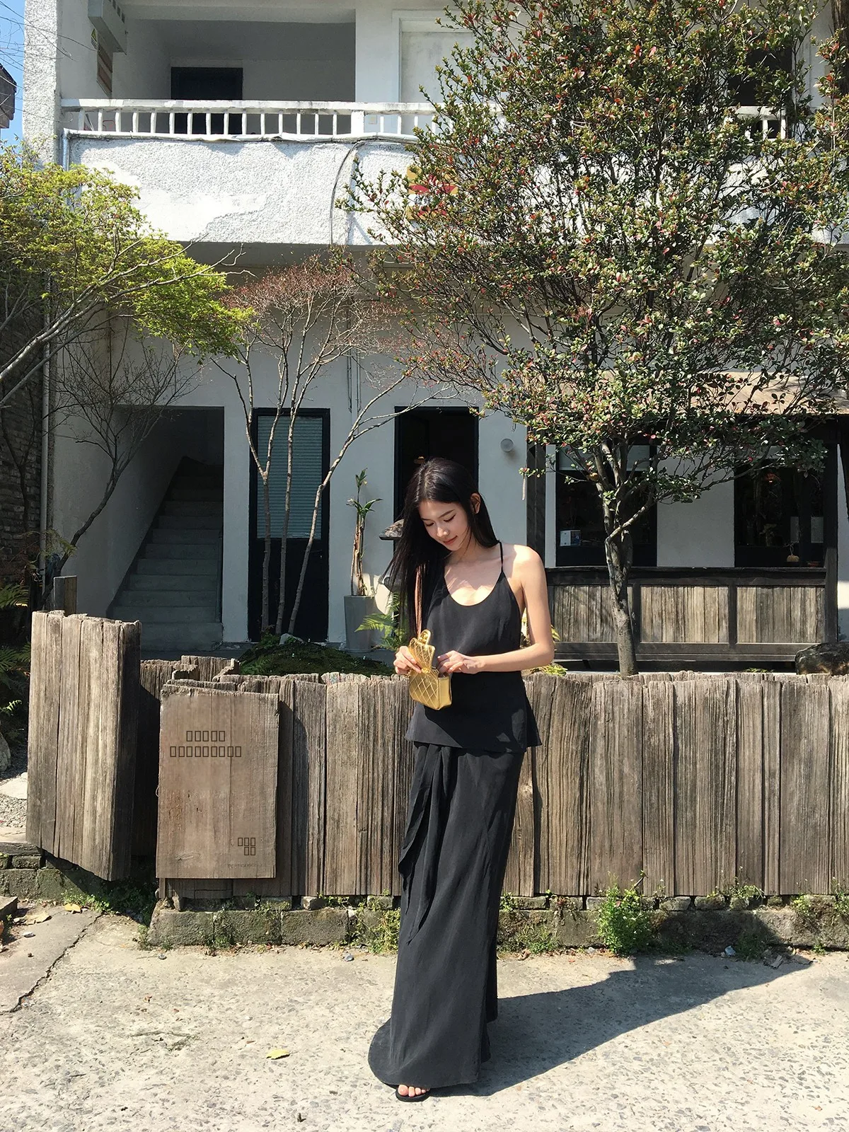 

Комплект из карбонового волокна, меди и аммиачного шелка с дизайнерской юбкой от Хуан Ляня для модных женщин, весна 2025