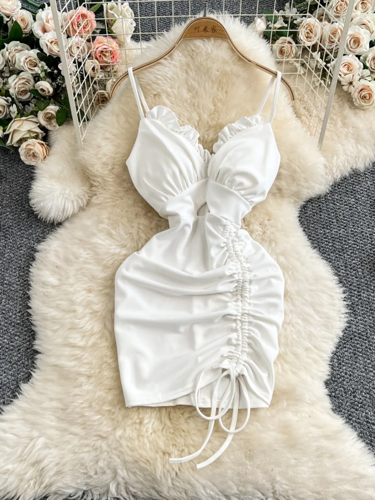 فستان Foamlina بحافة مكشكشة مثير ضيق فستان مفرغ للفتيات بقصة منخفضة فستان بحمالات للنوادي الليلية لصيف 2025 موضة كورية جديدة