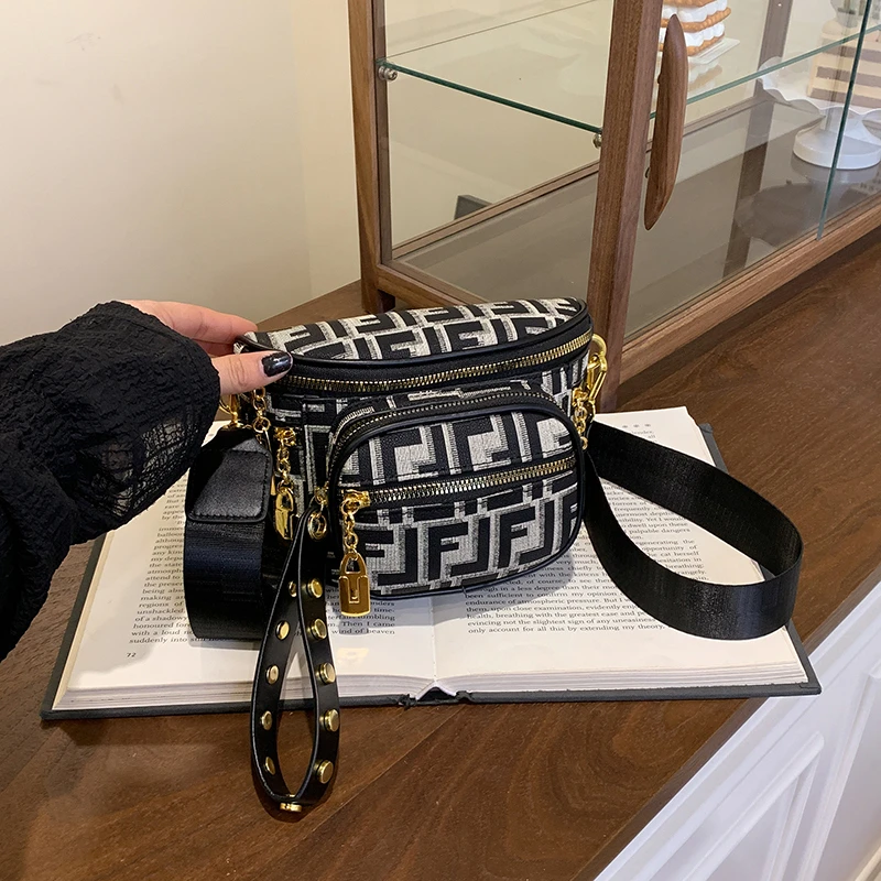 

Minimalist Designer Crossbody Purse - Sleek Clutch Bag with Unique Texture & Luxury Gold Chain Strap Detailing