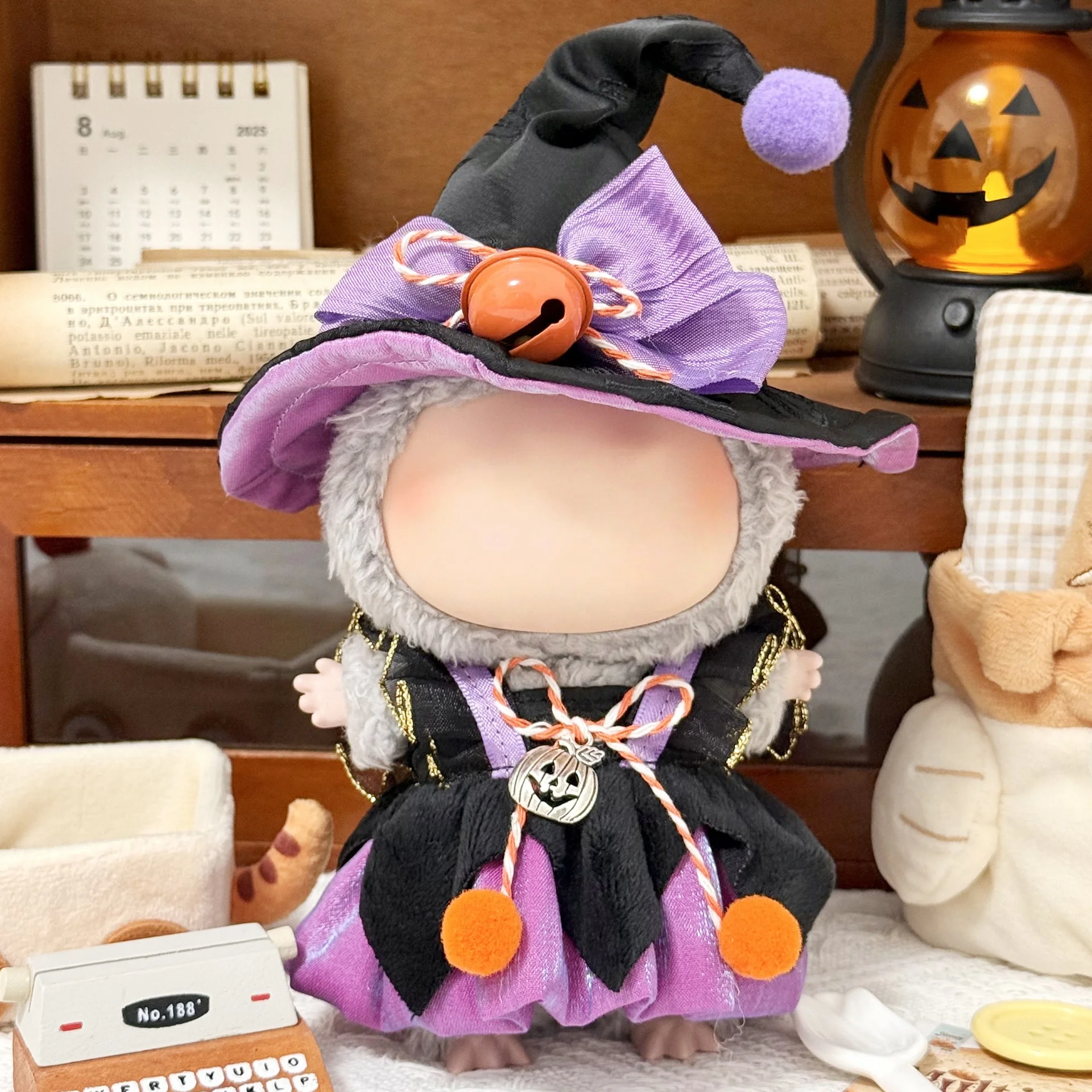 Costume da bambola piccola strega di Halloween Costume da bambola con scatola cieca da 17 cm Set da due pezzi con cappello magico della serie ad alta energia anteriore