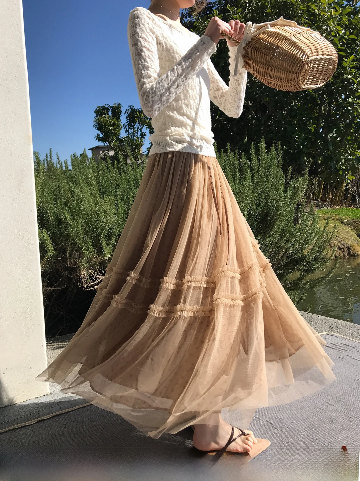 

Летняя женская юбка миди А-силуэта с двойным кружевным подолом, высокой талией и декоративной тканью в китайском стиле.