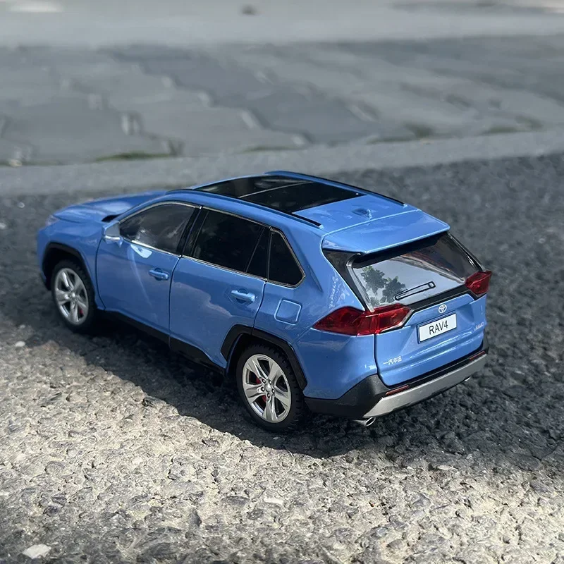 1:24 RAV4 SUV سبيكة يلقي لعبة سيارة نموذج الصوت والضوء لعبة الأطفال المقتنيات هدية عيد ميلاد