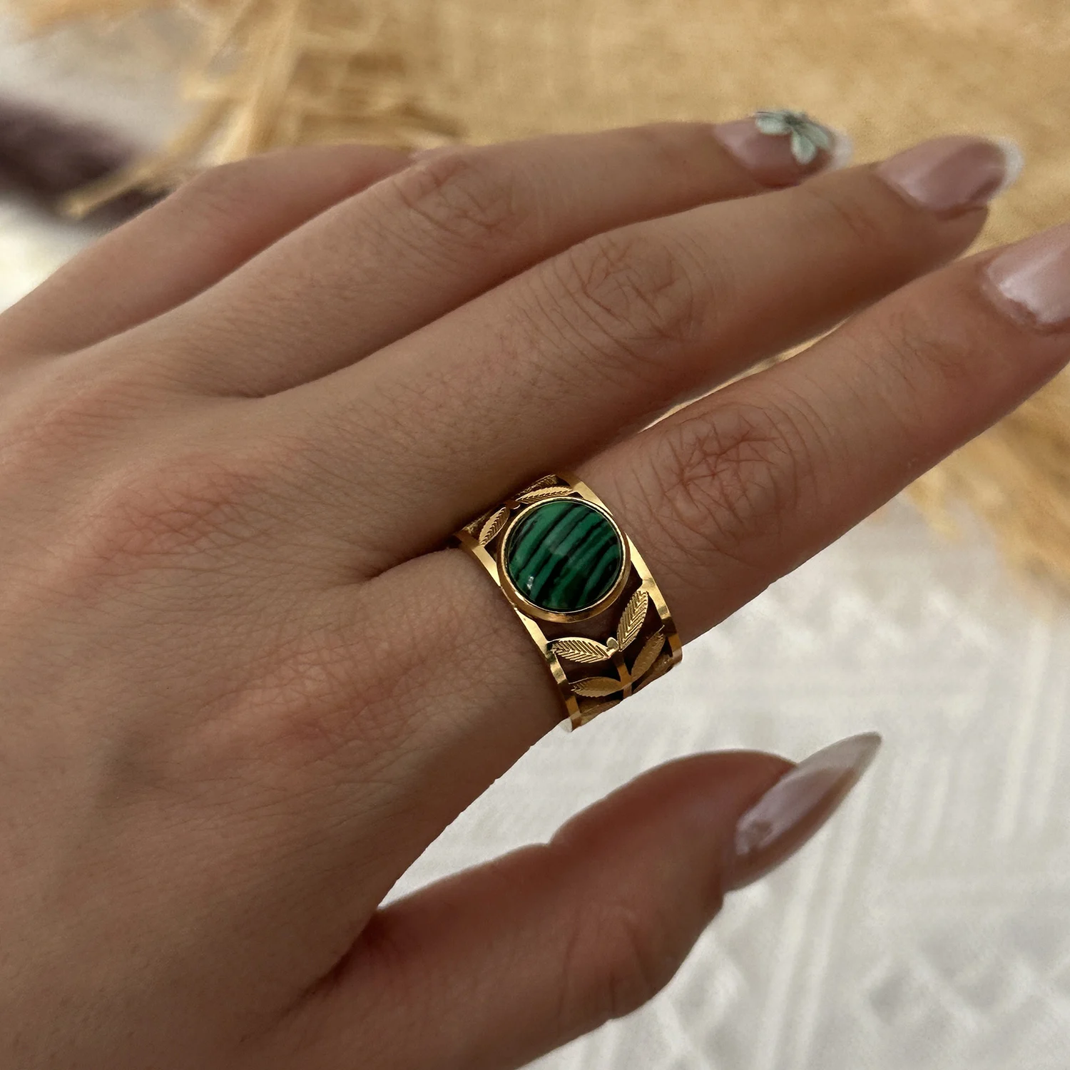 Retro Gravierter Strahlend Grüner Geäderte-Stein-Ring für Frauen Edelstahl Antik-Gold Breiter Massiver Ring Boho-Schmuck – Detail 9
