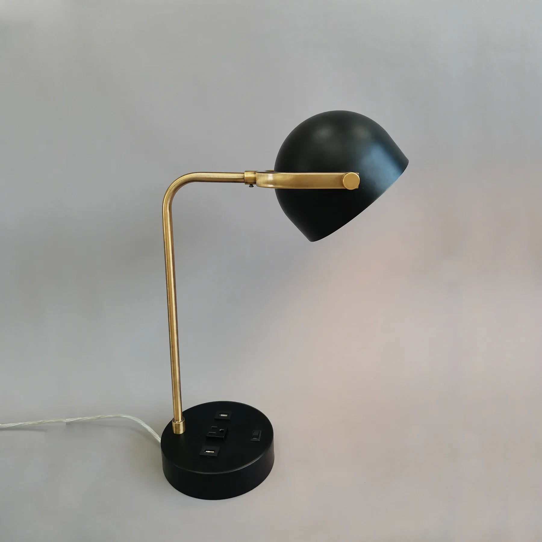 北欧風シンプルで軽やかな高級感のリビングルーム用ベッドサイドテーブルランプ、デザイナーによるクリエイティブなスタディランプ