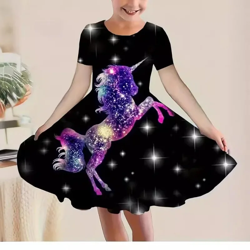 Le ragazze vestono l'abito estivo da principessa casual carino con stampa di cartoni animati colorati a maniche corte