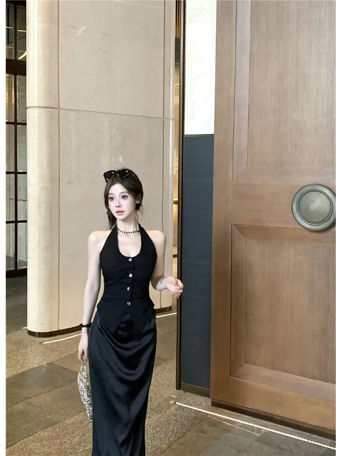 

Элегантный черный топ-халтер и юбка с завышенной талией из атласа: модный летний комплект из двух предметов для женщин