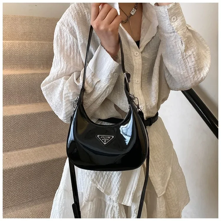 

2025 New! Women's Trendy Silver Moon-shaped Handbag - Stylish Underarm & Crossbody Style, High-end Luxury Fashion Piece