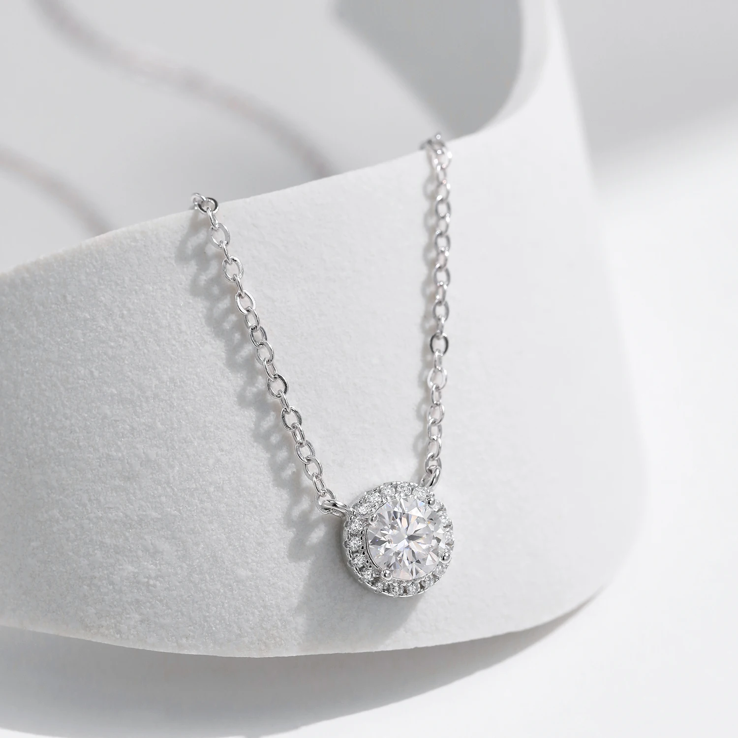 MODIAN 0.8 Carat D Color Classic Halo Moissanite Pendant Necklace 925 Sterling Silver Lab Diamond Wedding Jewelry For Women
