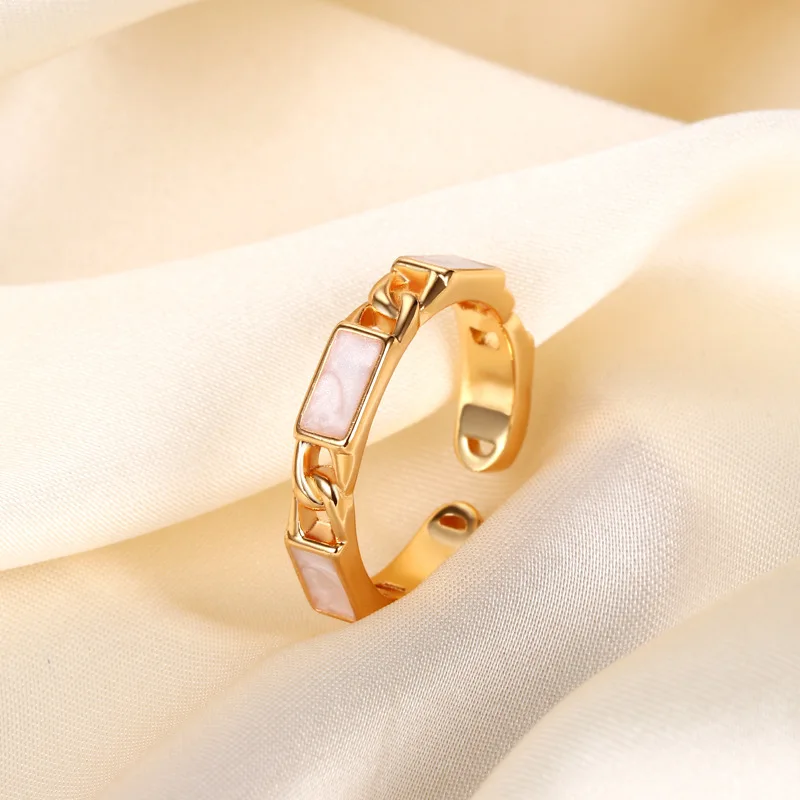 

Милое кольцо-блок с позолоченным перламутром и сверкающим цирконом, регулируемая открытая посадка, идеально подходит для модной повседневной носки Instagram