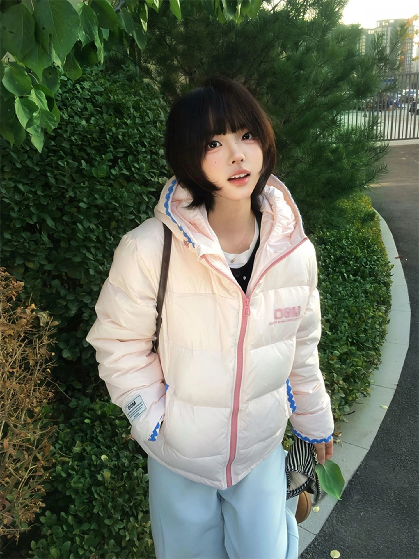 

Розовая утепленная хлопковая куртка с вышивкой и капюшоном для женщин, свободного кроя, в корейском стиле, эксклюзивно онлайн