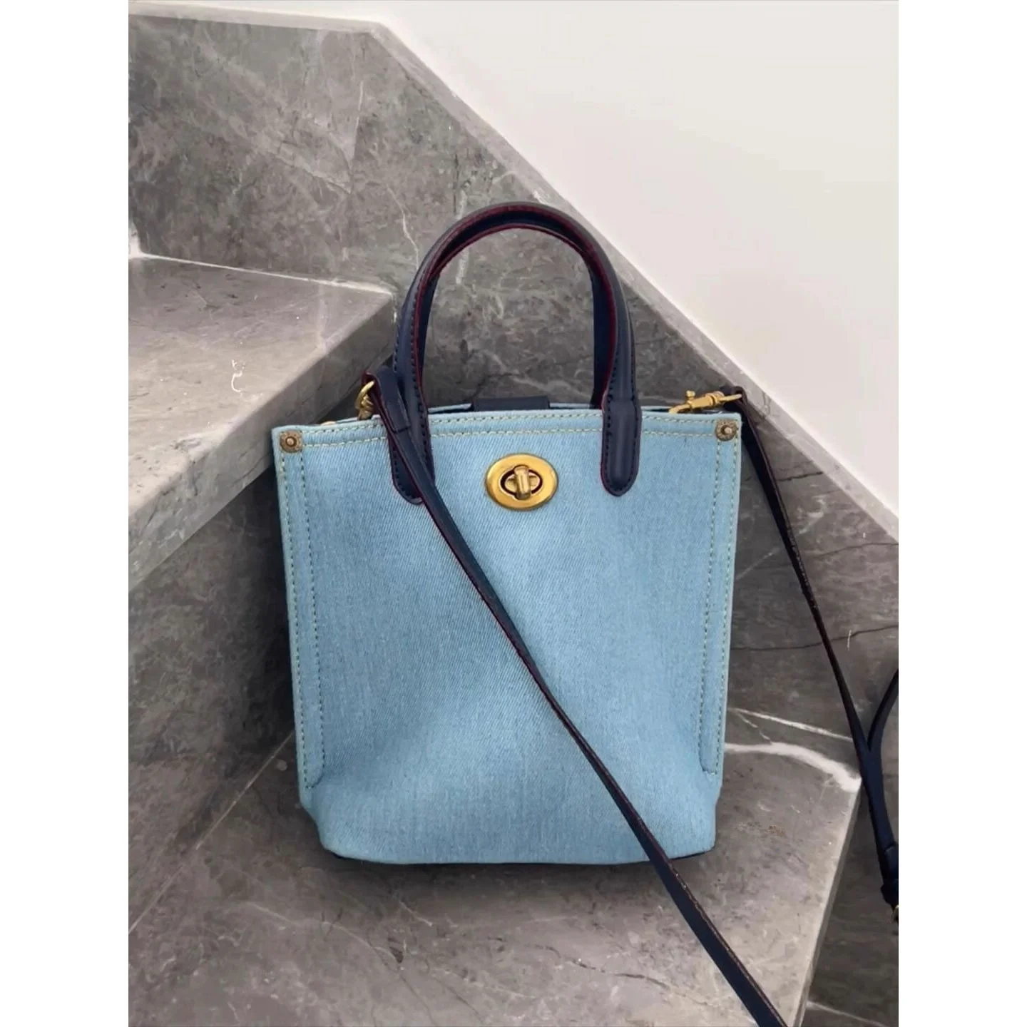 

Женская большая сумка, новинка 2025 года, джинсовая синяя сумка с завышенной талией, парусиновая сумка через плечо, сумка-ведро Briti Sle, сцена для отдыха