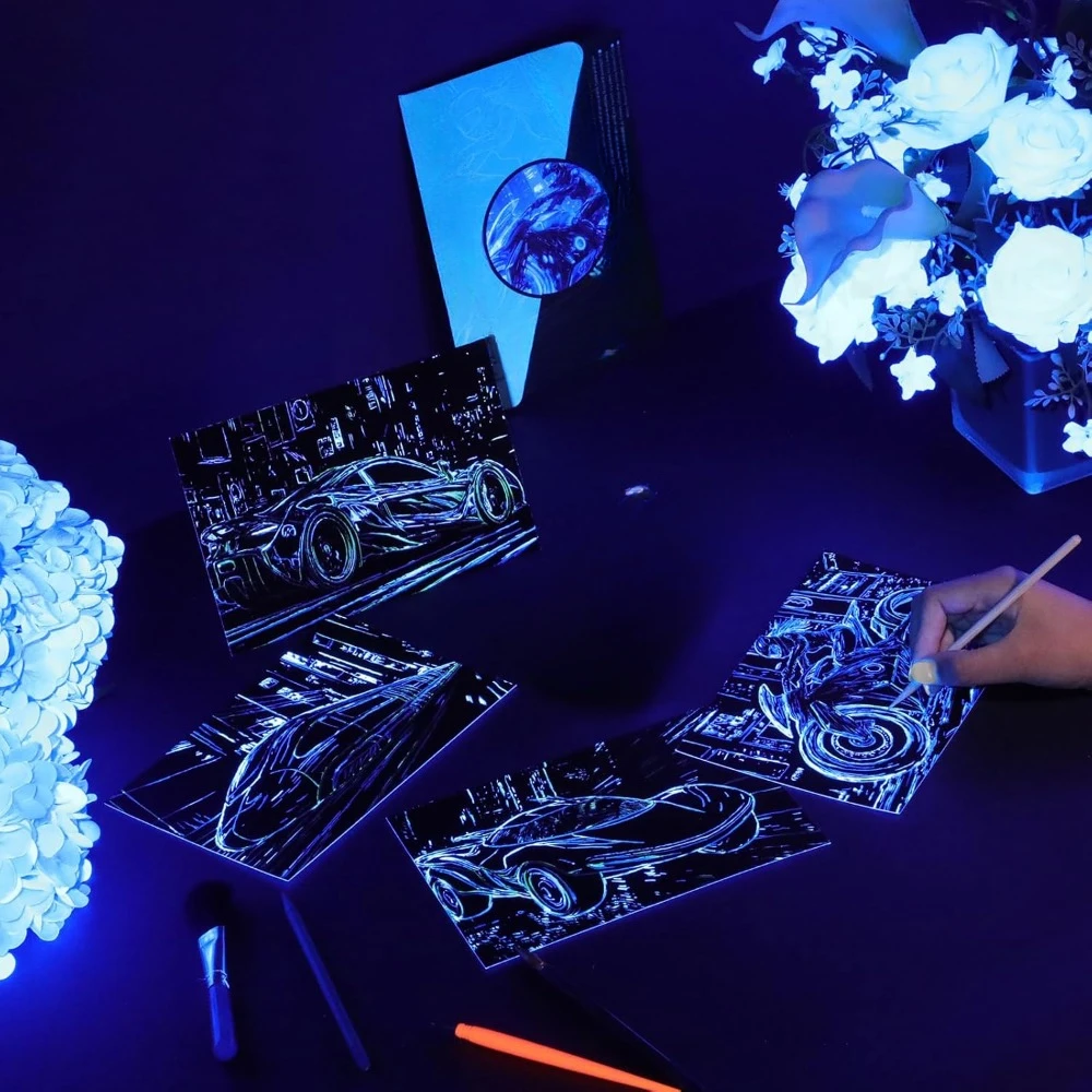 스크래치 페인팅 키트는 어두운 무지개 종이에 빛납니다. 펜과 청소용 브러시가 함께 제공됩니다.