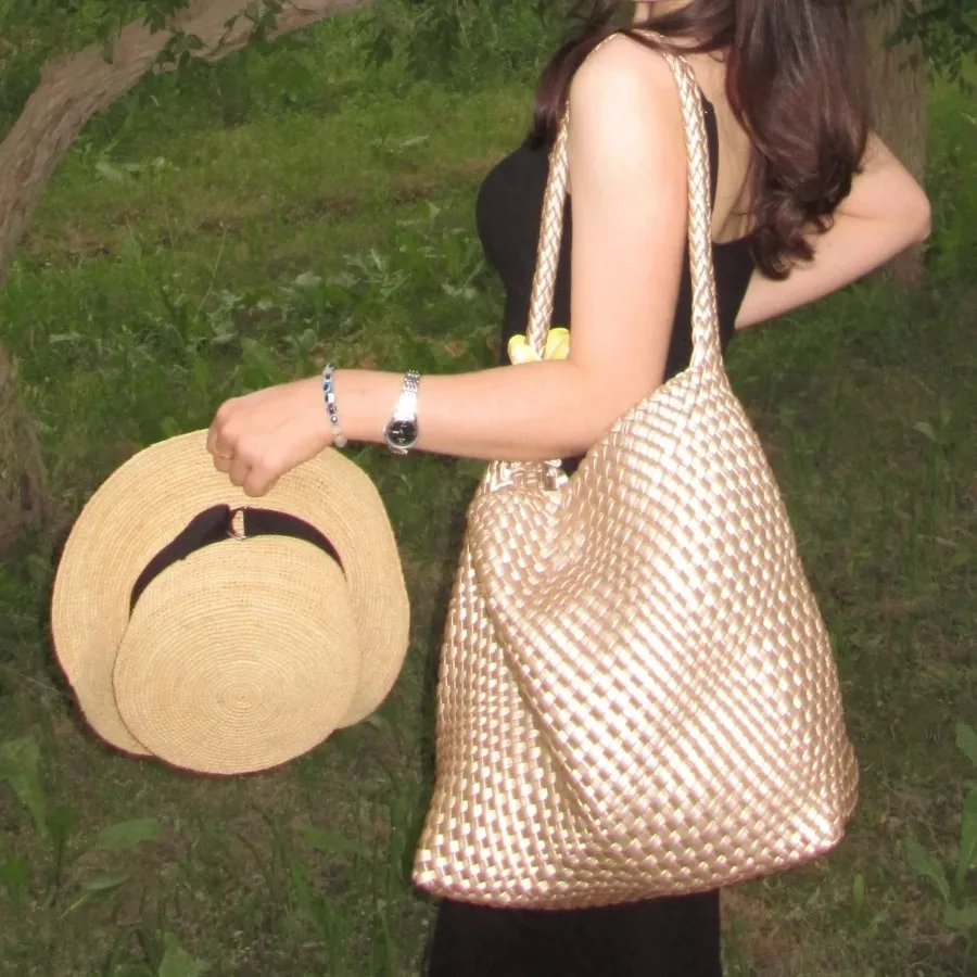 

shoulder bucket bag 2025 super fire woven tote bag women's large-capacity large bag high-end sense portable shoulder bucket bag