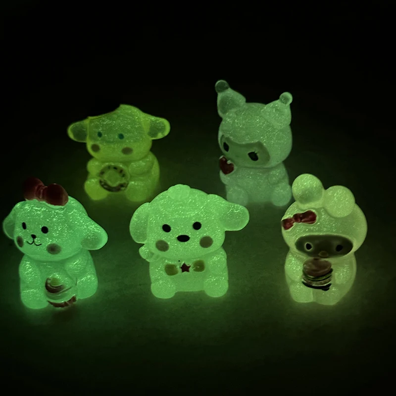 1Pc Cute Sanrio Mini Luminous Glowing in the Dark Resin Figurki Ozdoby na biurko Akcesoria Krajobraz Domek dla lalek Wystrój domu