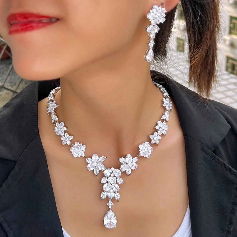 

Изысканный комплект украшений Pera: колье с длинной подвеской в виде цветка и серьги с белыми кубическими циркониями для невесты и свадебной вечеринки J007