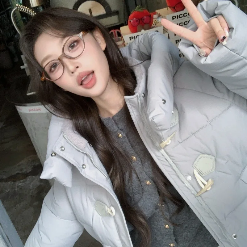 

2024 Winter New Women Tops Parkas Korean Fashion Stand Collar Hooded Long Sleeve Horn Buckle Short Warm Buckle Parkas Coat