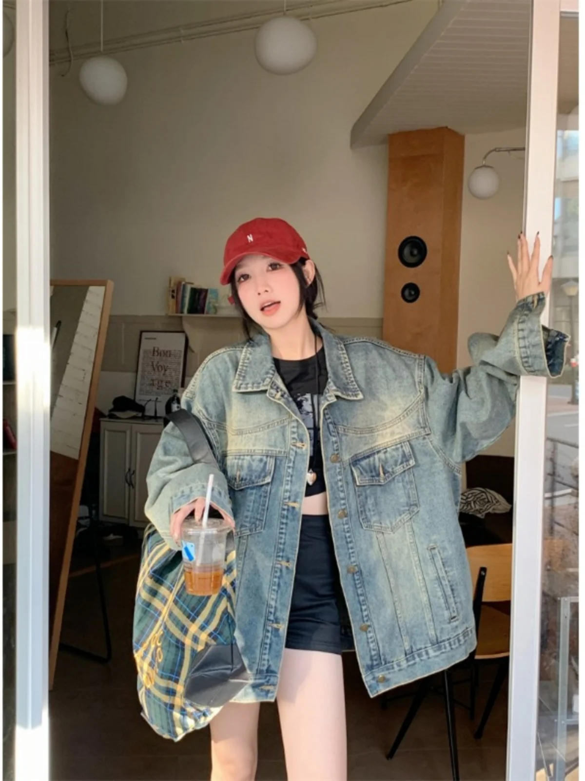 

Ретро-джинсовая куртка в американском стиле для женщин, весна 2026, свободного кроя, стройнящая, модная, средней длины, универсальная, на пуговицах, с воротником