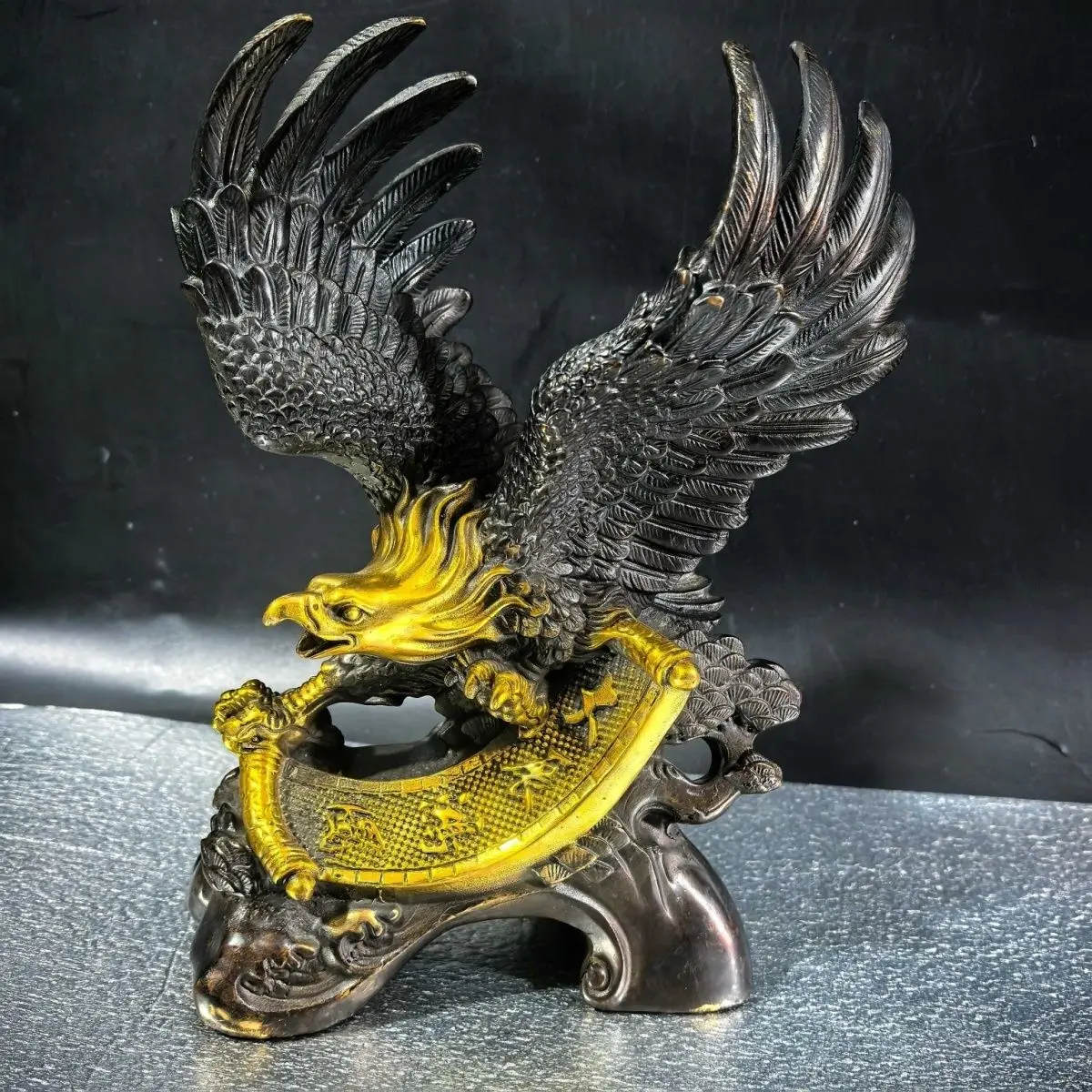 Ornement d'aigle en laiton doré, aigle aux ailes éployées symbolisant un avenir lumineux, une grande ambition et une victoire instantanée