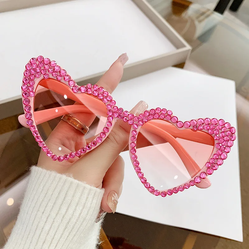 النساء الوردي الماس الإطار شكل قلب النظارات الشمسية UV400 ضوء العلامة التجارية الفاخرة نظارات شمسية للسيدات حفل زفاف نظارات الموضة