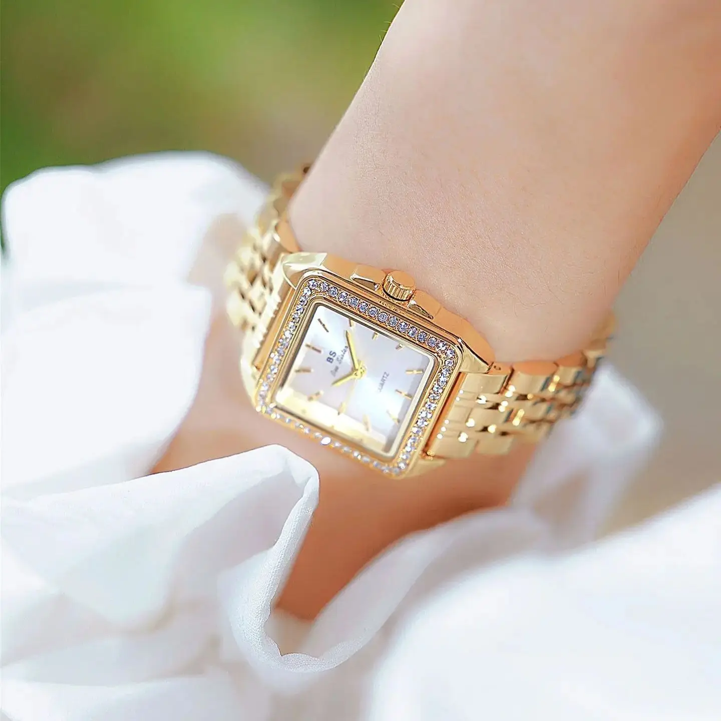 Donne d'affari di lusso leggere per orologi Orologio da polso da donna con cinturino in acciaio inossidabile dorato di fascia alta Orologio da polso da donna con quadrante quadrato con diamanti