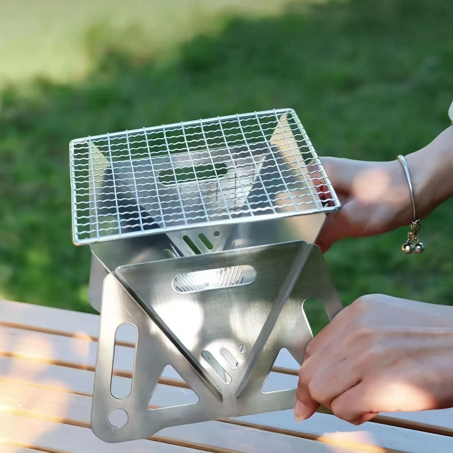 موقد خشبي صغير خفيف الوزن قابل للطي من الفولاذ المقاوم للصدأ في الهواء الطلق، شواية شواء محمولة للتخييم والطهي والتدفئة.