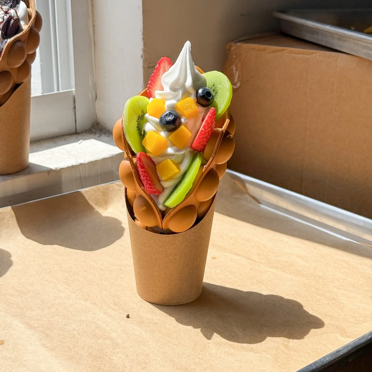 وافل بيض الشوكولاتة والفاكهة والآيس كريم المقلد - نكهات متنوعة وحلوى وهمية، وديكور عيد الفصح، ودعامة صور للحفلات #3