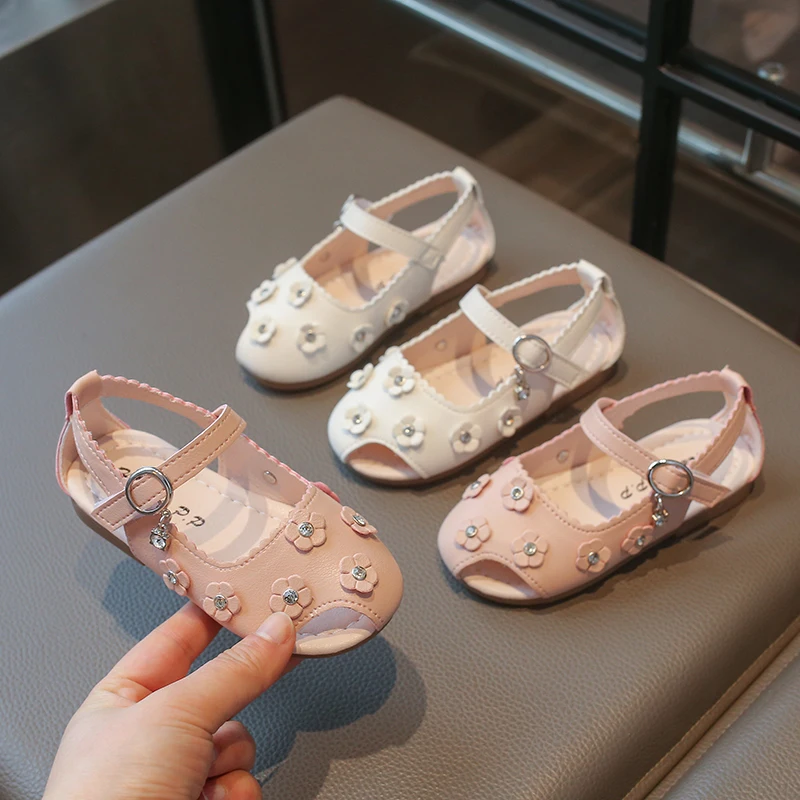 

Toddler Girls Strappy Sandals with Flowers 2026 New Summer Kid Closed-toe Beach Shoes Non-slip Simple Girls Princess Party Shoes