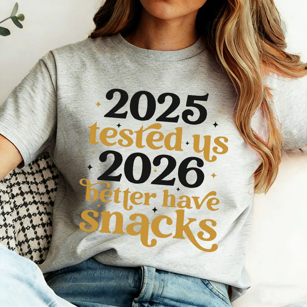 2025 تم اختباره لنا 2026 أفضل وجبات خفيفة للعام الجديد قميص رجالي ونسائي سنة جديدة سعيدة 2026 قميص عائلي مطابق بأكمام قصيرة غير رسمية #4