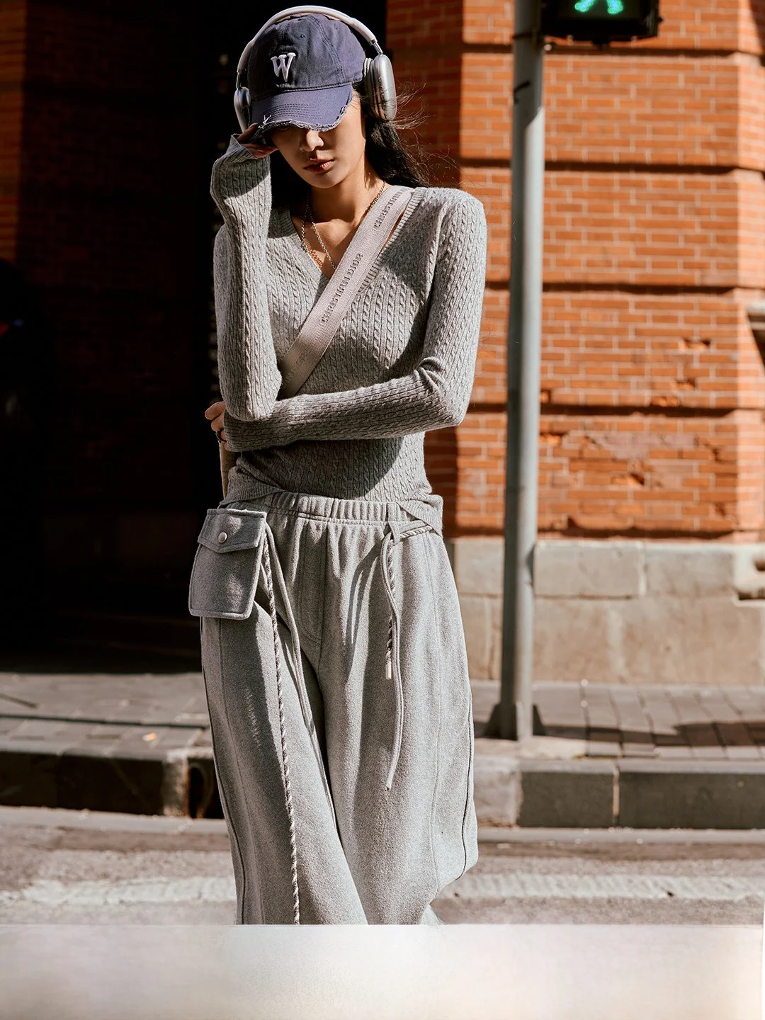 

Luna7xi Women's Knitted Crop Top Long Sleeve V-Neck Twisted Weave Slim Fit Base Layer Warm Casual Fashion Korean Style