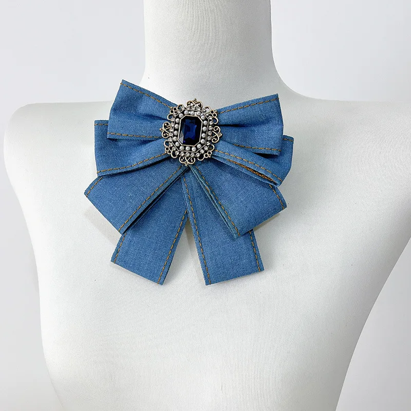 Vintage Britische Elegante Denim-Schleifenbrosche mit Birnenkristall-Anstecker im britischen Stil – Hemd-Anstecknadeln und Schmuckbroschen für Damen-Accessoires – Detail 3