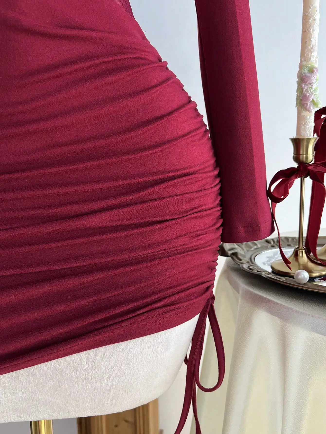 Vestido Mini Bodycon Vermelho Vinho com Ombros Descobertos, Manga Longa, Painel de Renda e Amarração Lateral