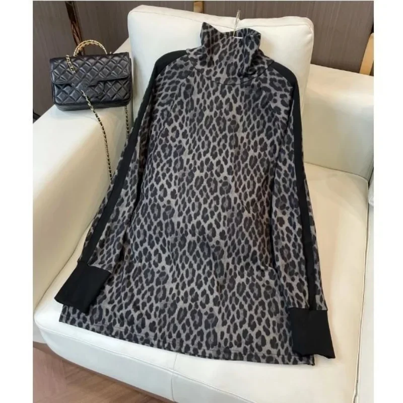 قميص أساسي سميك من المخمل بطبعة الفهد للنساء، تي شيرت علوي عصري بياقة مدورة