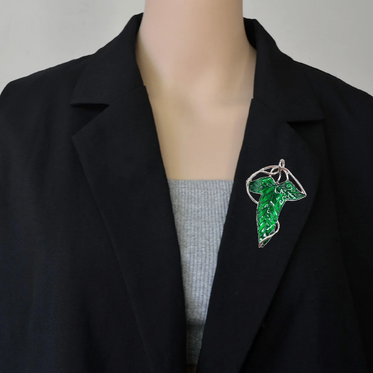 Broche de película El Señor de los Anillos, insignia esmaltada de hoja de elfo Legolas, Pin de solapa creativo para Fans, accesorios de joyería para disfraz, regalo