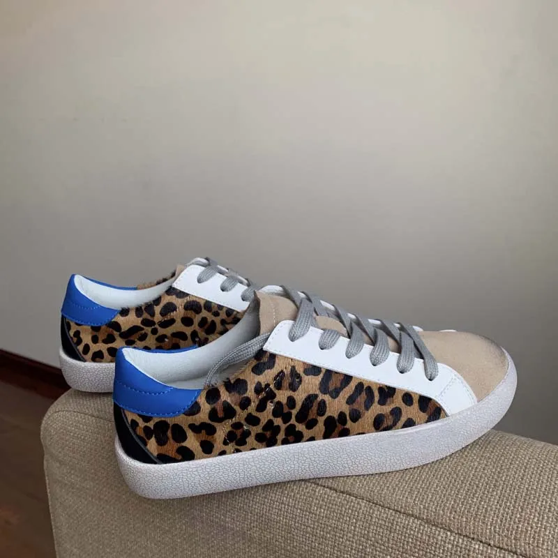 2023 novo couro sapatos lisos femininos primavera outono rendas até tênis casuais senhoras leopardo sapato moda mulher branco retalhos apartamentos