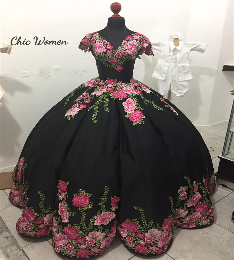 Black Mexican Quinceanera Dresses 2023 With Rose Flower Pattern Appliques Lace Goth Sweet 15 Party Gowns Vintage Corset Prom