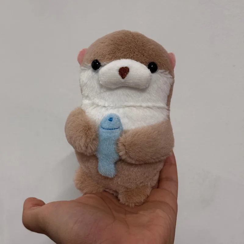 10 センチメートルかわいいカワウソ保持魚ぬいぐるみキーホルダー軽量ぶら下げペンダント小道具スクールバッグキー財布人形ギフト