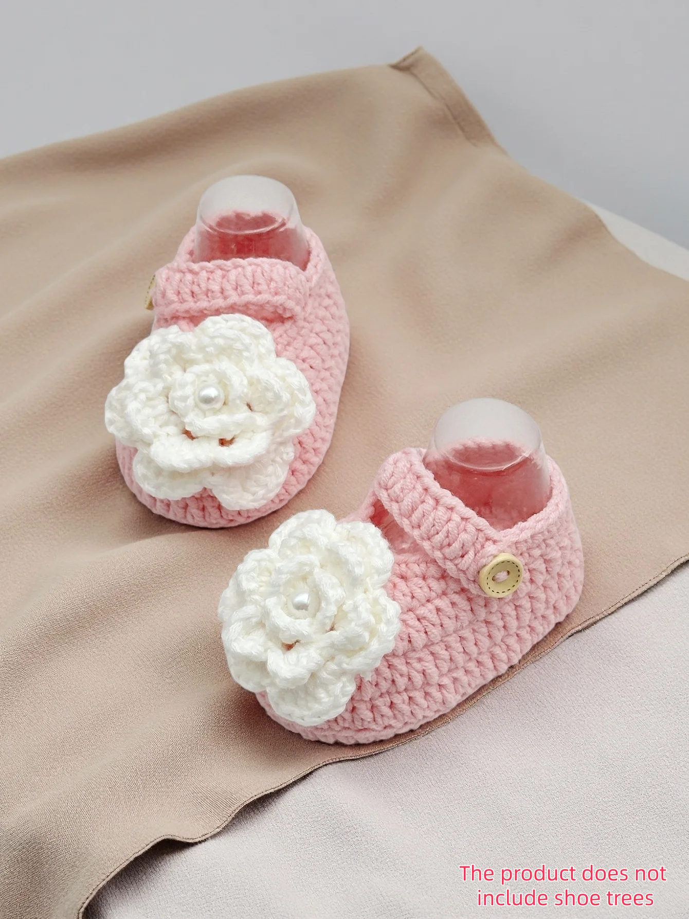

1 пара вязаных детских пинетков ручной работы с белым цветком, розовые мягкие вязаные туфли для новорожденных с жемчугом и пуговицами