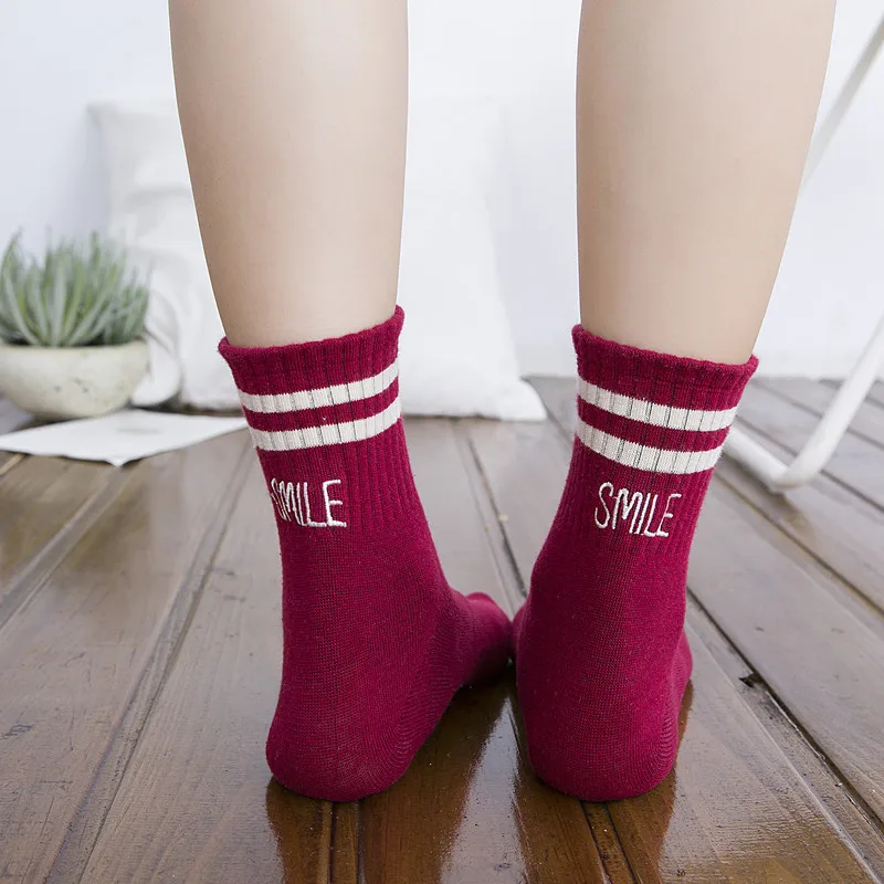 Calzino da donna Ricamo Lettera Sorriso Strisce Calzini da skateboard Lady Cotton Harajuku Striped Sox Kawaii Meias Per ragazze Calcetines