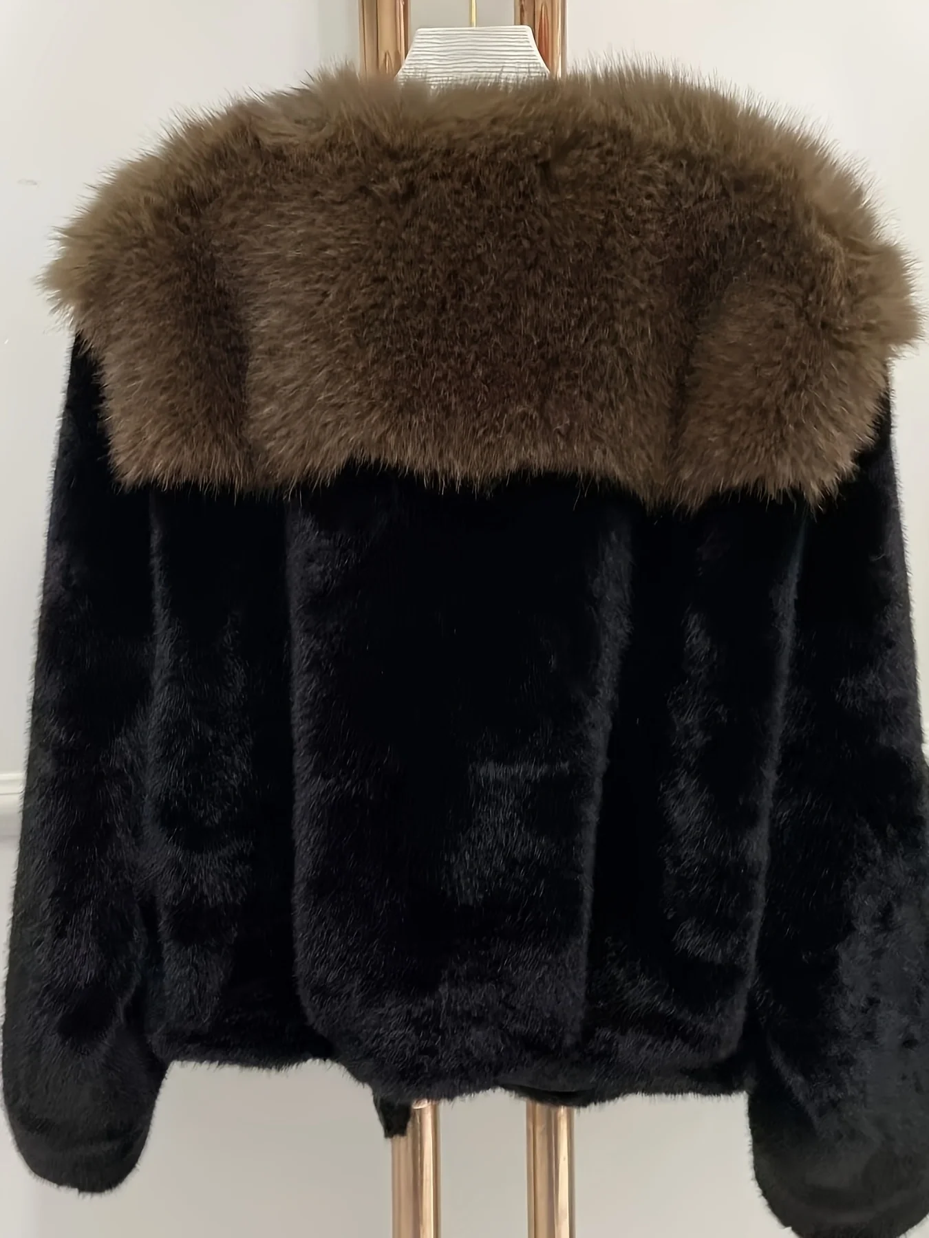 معطف فرو صناعي أنيق جديد مع زخرفة من الفرو الصديق للبيئة - سترة شتوية قصيرة للنساء، عصرية وأنيقة