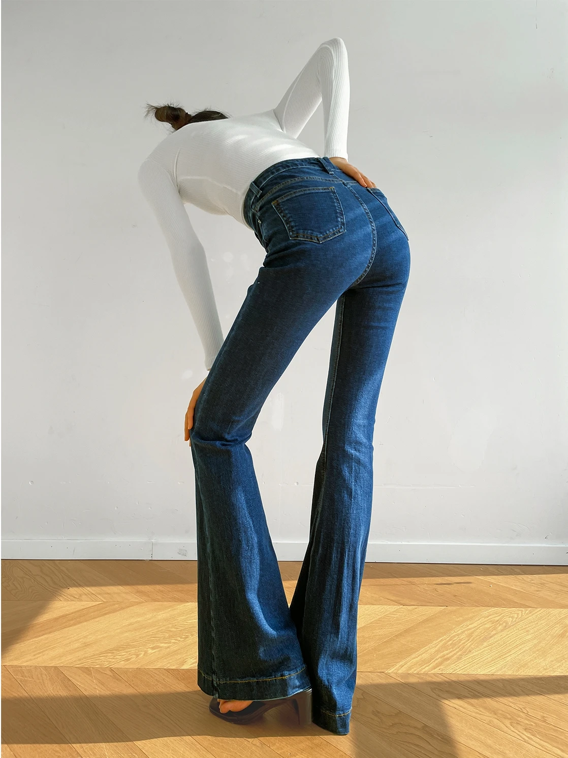 

Nuyoah Джинсы-клеш с высокой талией, женские синие длинные брюки, осенне-зимние джинсовые брюки на высоком каблуке с микро-клеш для более высоких женщин