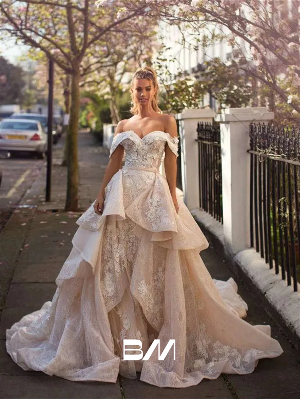 Train Detachable Wedding Dress Off Shoulder Sleeves Lace Appliques Tiered Women Bride Dresses Luxury Custom Make Bridal Gown