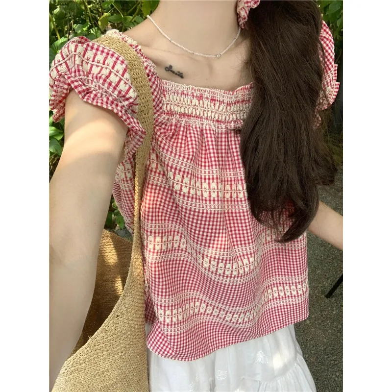 الوردي منقوشة قصيرة الأكمام المرأة 2025 صيف جديد الفرنسية الدوبامين نمط ارتداء دمية طوق فقاعة كم تي شيرت