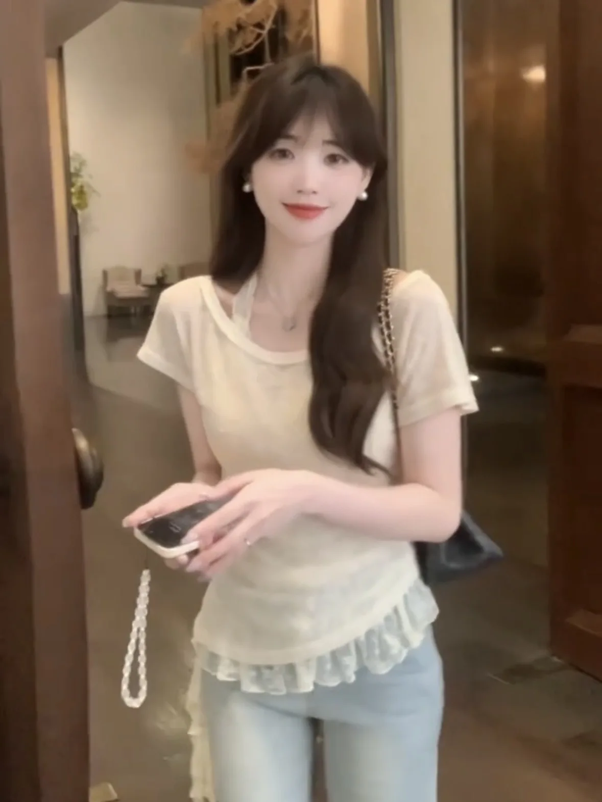 Zestaw dwuczęściowy: top na ramiączkach z koronkowym wykończeniem i bluzka z odkrytymi ramionami, letni, z wyczuciem stylu.