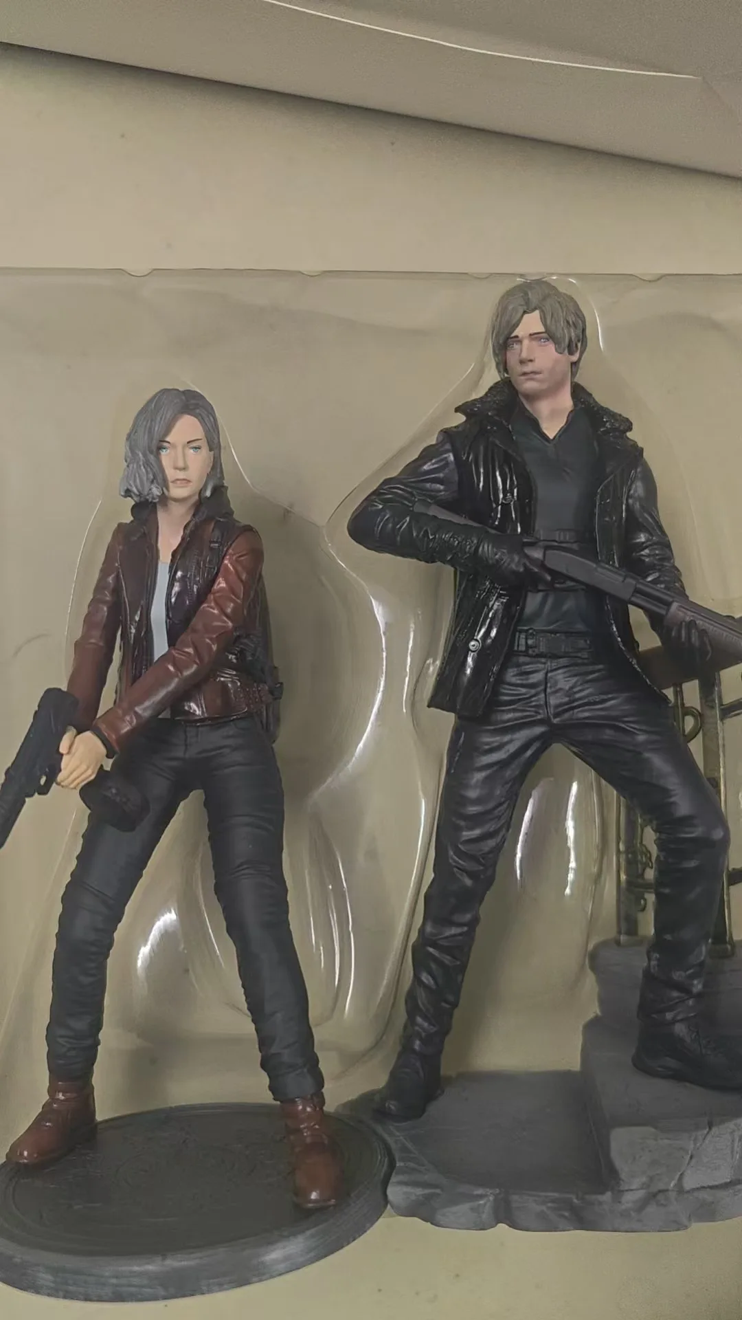 nuovo-arrivo-2026-disponibile-statuetta-modellino-leon-grace-duo-tattico-di-resident-evil-9-requiem-merchandising-giochi-idea-regalo
