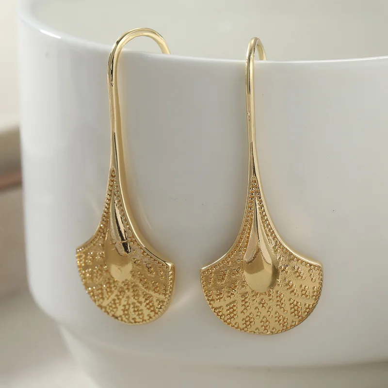 Elegant Luxury Golden Color Ginkgo Shaped Hook Earrings for Women Minimalist Style Personalized Banquet Anniversary Jewelry Wear