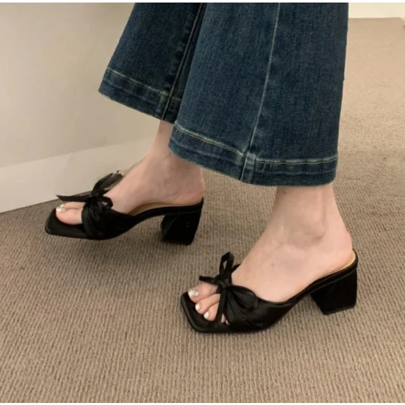 

Высококачественный атласный бант во французском стиле, женские шлепанцы на толстом каблуке для ношения на улице, новинка весны/лета 2023 года на высоком каблуке с открытым носком для женщин