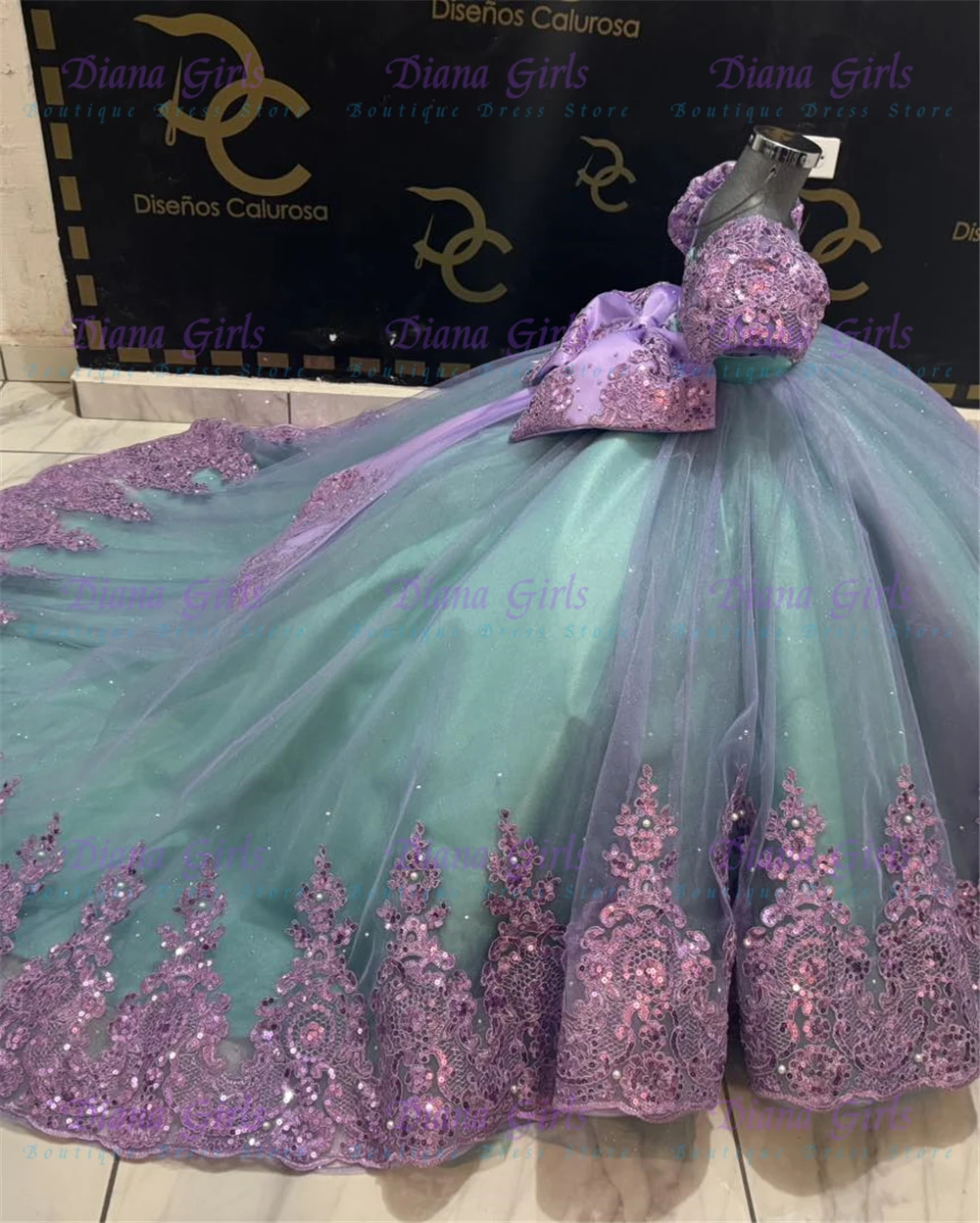 Gorgeous Quality Lace Applique Flower Girl Dresses Off Shoulder First Communion Dress with Bow Crystal Kids Ball Gown with Train