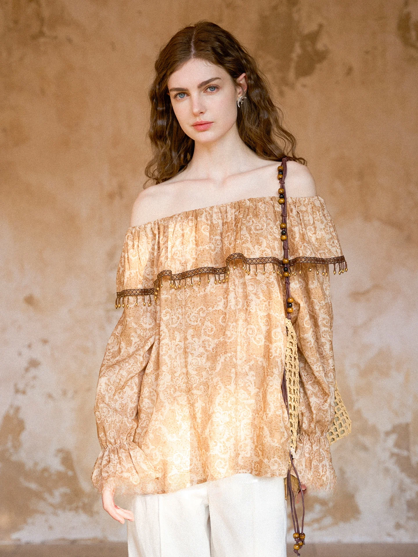 

Винтажный женский топ Miorastudio Elely танжериново-желтого цвета с открытыми плечами, расклешенными рукавами, кружевной отделкой и прямым кроем, с длинными рукавами