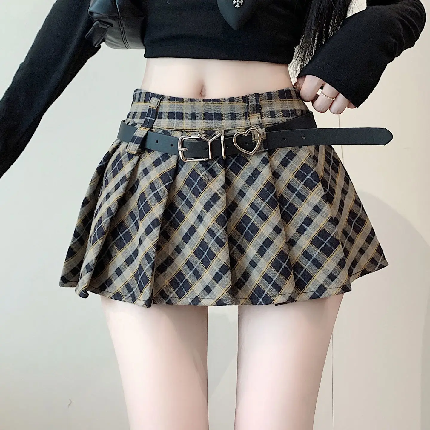กระโปรงลายสก็อตผู้หญิง ฤดูใบไม้ร่วงและฤดูหนาว 2025 รุ่นใหม่ ทรงเอ จีบ กระโปรงสั้นเอวสูง สไตล์วินเทจ